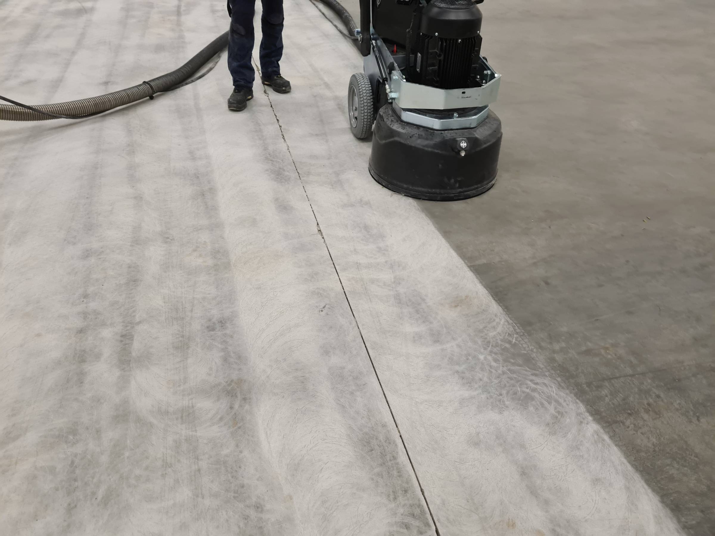 Betonvloer schuren